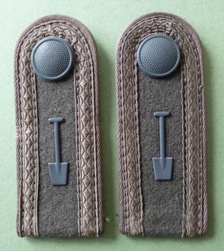 East Germany (DDR) : National Volksarmee (NVA) Pair of Slip-on Combat-kit Epaulettes for an Unteroffizier of Construction Troops (Bausoldaten).
