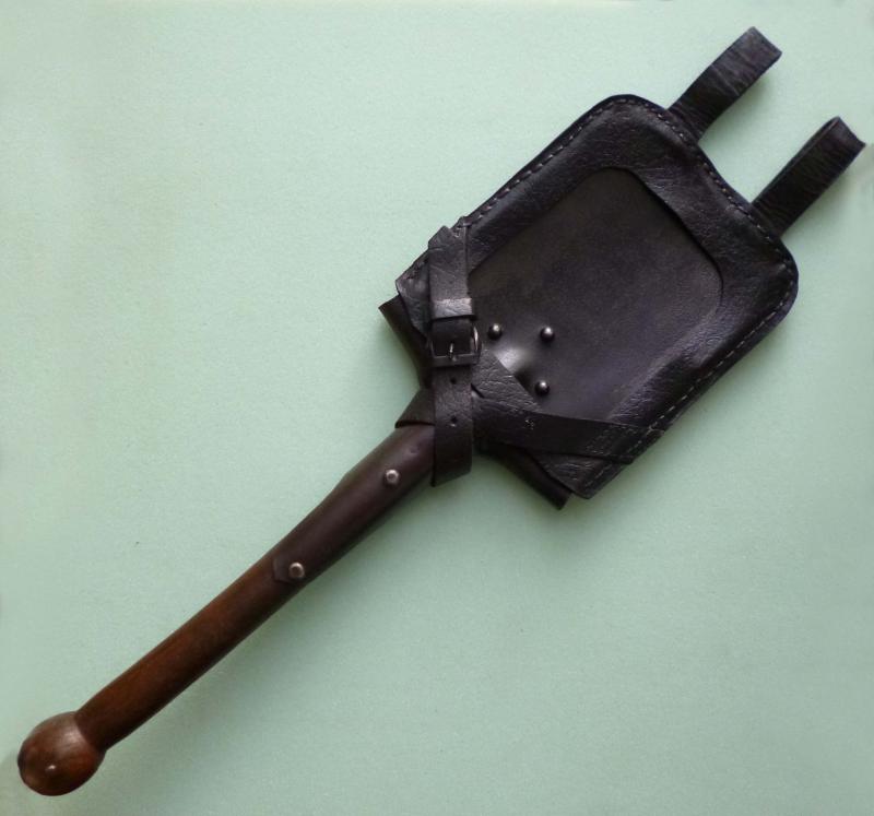Third Reich : Wehrmacht Rigid Entrenching-tool (Schanzzeug) with Leather Carrier (Tragetasche).