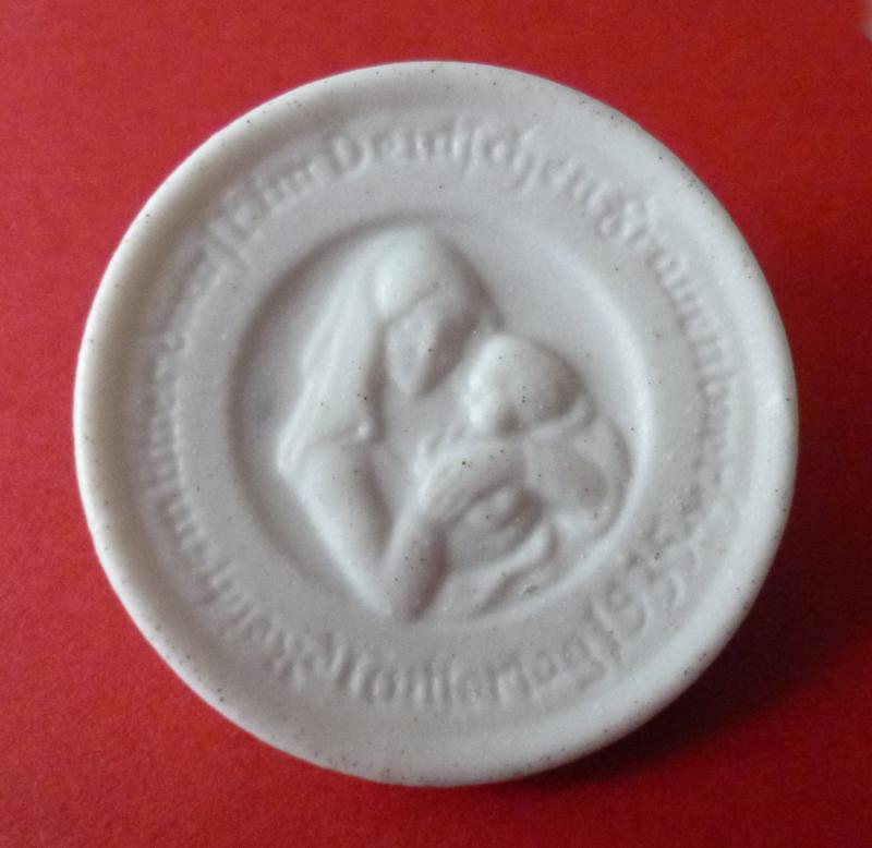Third Reich : White Porcelain Badge marking Mothers' Day 1935.