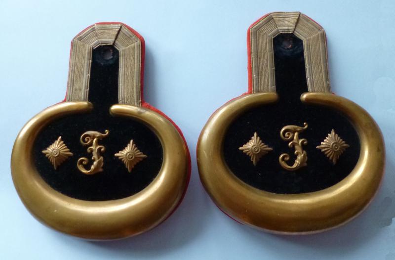 Imperial : German Army Bavarian Officer's Pair of Dress Epaulettes for a Feuerwerker (Pyrotechnician) in the Rank of Hauptmann.