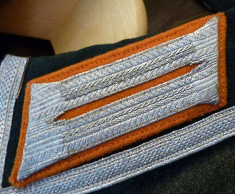 Third Reich : Wehrmacht / Heer (Army) Hauptfeldwebel's M-40 Service-tunic with Orange Arm-of-Service Colour.