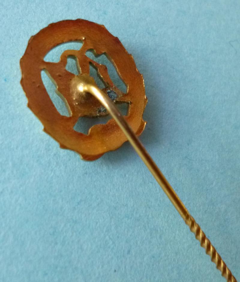 BRD : West German Deutscher Sportabzeichen (DSA) in Gold Stickpin Miniature Lapel-badge.