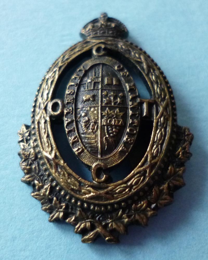 Canada : University of Manitoba C.O.T.C King's crown Cap-badge.